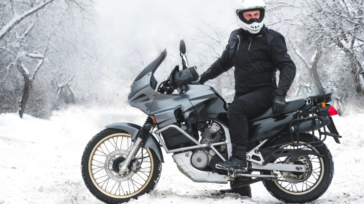 Bien s'équiper pour rouler à moto en hiver
