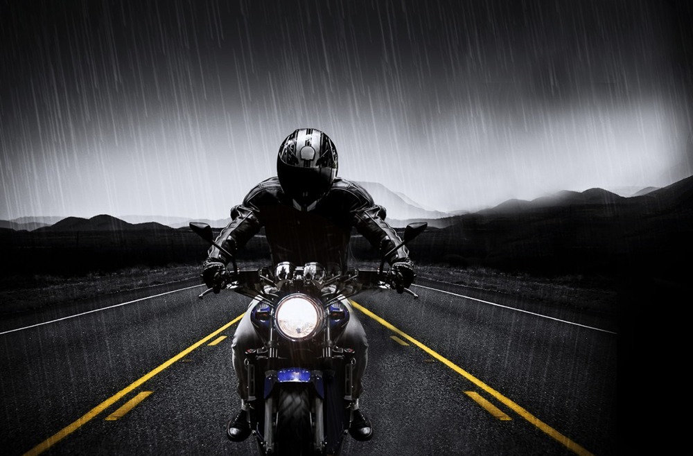 Toi, ta moto, la nuit…et la pluie