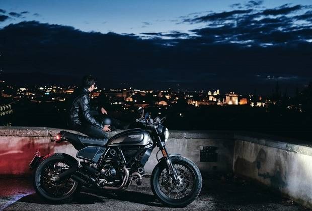 Rouler de nuit à moto – Conseils et équipement