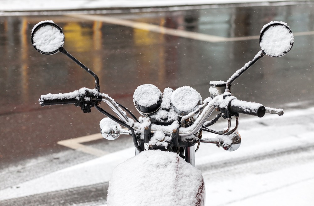 Une motarde en hiver